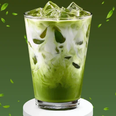 Bebida de matcha con hielo y leche