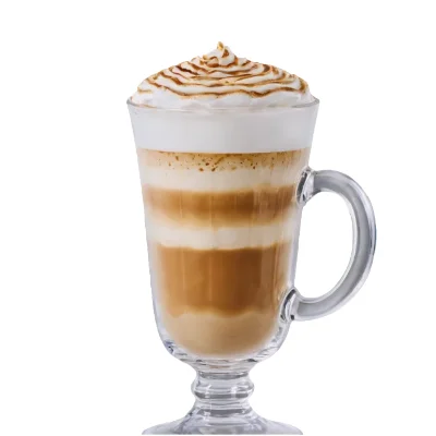 Café en capas con espuma y jarabe servido en copa de vidrio